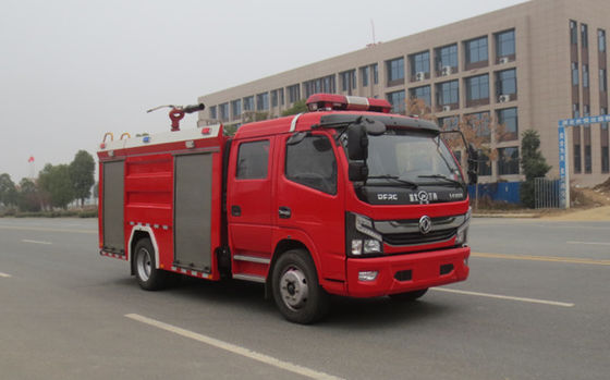 Dongfeng ถังเก็บน้ำขนาด 5,000 ลิตรรถดับเพลิงดีเซล 5 ที่นั่งเกียร์ธรรมดา 4 × 2