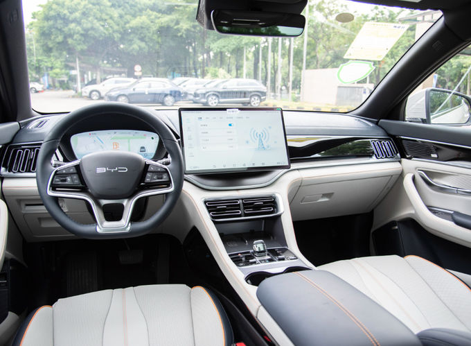 BYD Plug In Hybrid Urban Vehicle รถยนต์ 5 ที่นั่ง 4×2 เครื่องส่งอัตโนมัติ 5