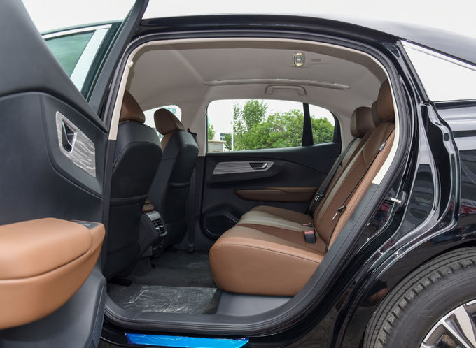 ฮ่องกี อิเล็กทริก EV Car 140Kw 5 ที่นั่ง อิเล็กทริก Car ล้อหน้าขับดํา 8