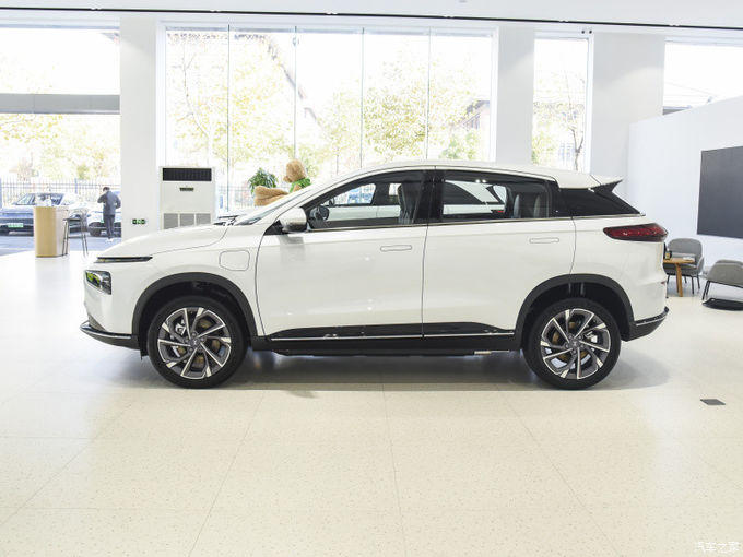 Xpeng G3 Suv รถไฟฟ้า 5 ที่นั่ง ขับสองล้อ 4×2 สีขาว ส้ม 4