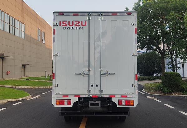 93KW 126HP รถบรรทุกแยกตัว Isuzu Cargo ยี่ห้อแยกตัว ตีเปอร์ สีขาว 1