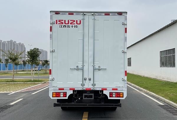 ขาว Isuzu รถกระบะประปา 126HP 152HP Isuzu Box Vans รถกระบะส่ง 1